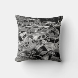 Vintage bilar som rostar bort på en bilgård kudde