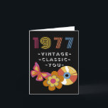 Vintage Birthday 1977 Retro Design for Friend Kort<br><div class="desc">Född 1977 Vintage Birthday for Friend. Vintage,  Klassisk,  Du text på omslaget. En retrobutterfly,  LP-registrering och blomma finns på omslaget. Art,  bild och versell copyright © Shoaff Ballanger Studios,  2022.</div>