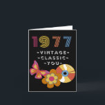 Vintage Birthday 1977 Retro Design for Friend Kort<br><div class="desc">Född 1977 Vintage Birthday for Friend. Vintage,  Klassisk,  Du text på omslaget. En retrobutterfly,  LP-registrering och blomma finns på omslaget. Art,  bild och versell copyright © Shoaff Ballanger Studios,  2022.</div>