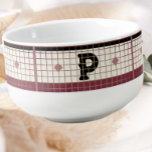 Vintage Bistro Tile Cranberry och Guld Monogram Soppmugg<br><div class="desc">En bistro-paneldesign som är tidlös och lyxig. Den här klassens tranbär,  grädde och guld faux tile soppa eller spannmål mugg är perfekt för alla hem. Dess rena linjer,  enkla färg och vintage mönster gör dessa fet påstående delara.</div>
