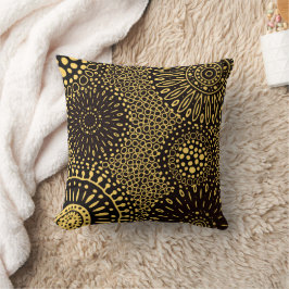Vintage Black and Gold Ethnic Floral Pattern Kudde