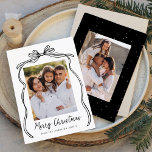 Vintage Black Bow God jul 2 Photo Julkort<br><div class="desc">Fira julhelgen med det här charmerande julkortet som ger din familjs foto inramat av en feg svart båge och band på en skarp vit bakgrund. "God jul" är elegant skrivet i ett charmerande, svart, handskrivet skript, med utrymme att anpassa din familj namn nedan. Kortets baksida visar ytterligare ett foto mot...</div>