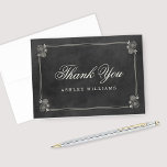 Vintage Black Chalkboard Bröllop Möhippa Tack Kort<br><div class="desc">Anpassningsbar tackkort kan vara personlig med anpassningsbar som innehåller namn eller monogram. Utformningen har en rustik,  svart rityta med texturerad bakgrund som ser ut med dekorativa sketerade blommor och handskriven text med vitt kritutseende. Besök Plush Papper Store för att samordna inbjudningskort för möhippa!</div>