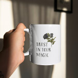 Vintage Black Ro-förtroende i magasin Kaffemugg<br><div class="desc">Gothic och vintage mugg som illustrerar svart ro med en text som säger "lita på din magi".</div>