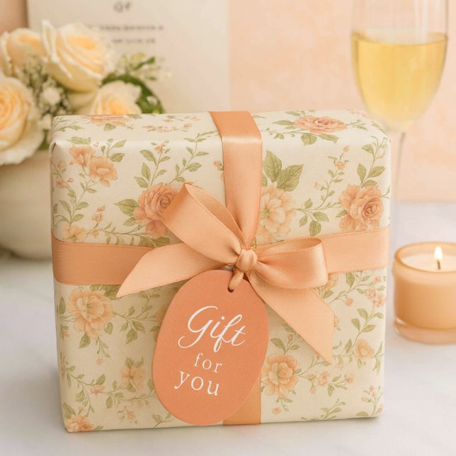Vintage blommande persikorosa  presentpapper (Vintage Peach Rose Gift Wrap with Satin Bow Elegant Wedding Table Scene)