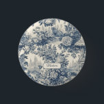 Vintage blommigt chic Blue toile de jouy monogram Knapp<br><div class="desc">Elegant vintage Blått roile de jouy monogram-knapp. Vackra sömlösa toile de jouy mönster Blue på vit bakgrund.Toile-utskrifter är för närvarande en ständig vrede, detta är en elegant och en vintage toile de jouy med exotiska dammmönster, en roligt stil som för närvarande är på väg för hemdekaler, kläder, mobila och Ipad-väskor,...</div>