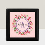 Vintage Blommigt Ring Anpassningsbar Monogram Text Minnesask<br><div class="desc">Öka stil med vår Monogram Design för Anpassningsbar av Vintage Blommigt. Den vackra bakgrunden till blommigten och det invecklade ro ring-centerstycket gör att detta framträder för alla tillfälle. Anpassa initialer eller all text som du vill skapa ett unikt och personligt monogram som verkligen representerar dig. Perfekt för att tillföra lite...</div>