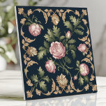 Vintage Blommigt Victorian Damask Rosa ros flottan Kakelplatta<br><div class="desc">Lägg till en liten elegans i ditt hem med den här magiska plattan. Konstruktionen har ett klassiskt viktoriskt dammmönster med delikat rosa ros och lush grönt foliage, som ställs in mot en djup marin blå bakgrund. Den invecklade detaljen i guld tillför en aning lyx och sofistikering. Den här plattan är...</div>