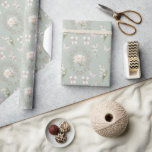 Vintage blomster utsmyckad elegant ljusgrön presentpapper<br><div class="desc">Vacker utsmyckad vintage presentpapper med fjärilar,  liljekonvaljer och blandade gröna blad som skapar ett vackert omslagspapper för alla dina presenter. Ljusgrön bakgrund.</div>