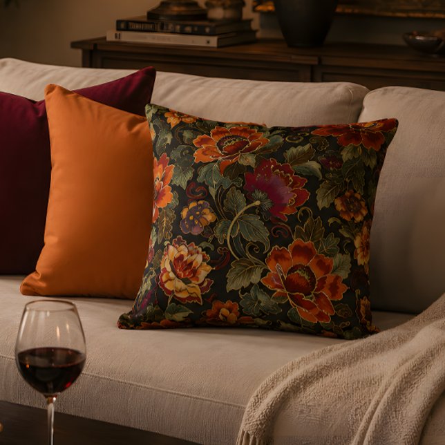 Vintage Bloom Elegans Dekorativ Kudd Kudde (Vintage florals and warm tones create a cozy, elegant evening atmosphere.)