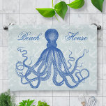 Vintage Blue Octopus med ankarPersonlig Kökshandduk<br><div class="desc">Denna vackra antika bläckfisk teckning* från 1800-talet har färgats om till blått och placerats på en söt grått-blå bakgrund i nöd/grunge med ett blekt ankare mönster. Resultatet är en ursprunglig samlingskonstruktion som matchar din nautiska och strandtematiska dekorator. Viktorianska bläckfisken har gott om vätande tentakler. Texten "Beach House" kan anpassas. Se...</div>