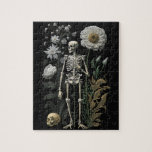 Vintage boho magisk blommigt skelett i svart pussel<br><div class="desc">Vintage bohemiskt skelett i blommor med svart bakgrund. Blommigtens magiska boho-pussel för dödsdagen eller hallopolen.</div>