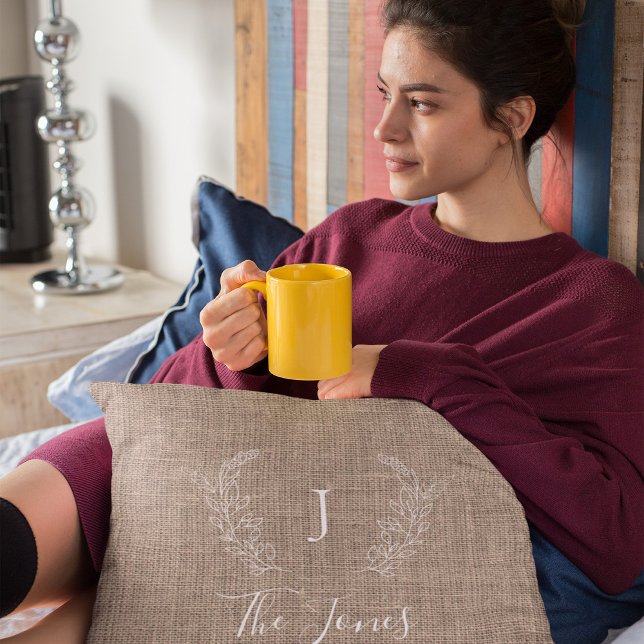 Vintage bondgårdslägenhet med monogrammerad burlap kudde (Skapare uppladdad)