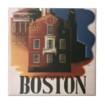 Vintage Boston, Massachusetts Paul Reveres Ride Kakelplatta<br><div class="desc">Vintage illustration USA:s reseaffisch från Boston, Massachusetts med det gamla statliga huset (förgrund) och New State House (bakgrund) som sitter högst upp på Beacon Backe, bortsett från Boston Common. Den gamla Nordkyrkan är på högerna, där Paul Reveres berömd började vid midnatt, hans "One if by land, and two if by...</div>