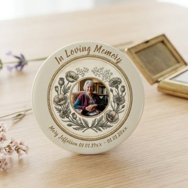 Vintage Botanisk Minnesfirande av Livet Knapp (Vintage floral memorial photo button for a grieving family to wear at a celebration of life service.)