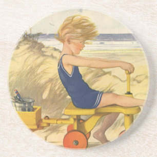 Vintage Boy som spelar vid Beach med Sand Leksaker Underlägg Sandsten