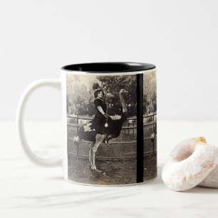 Vintage Broadway Actress Riding an Ostrich Två-Tonad Mugg