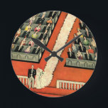 Vintage bröllop, Art Deco Bride och Groom Newlyows Rund Klocka<br><div class="desc">Vintage illustration av kärlek och romantik art deco-designen med ett par som gifta sig i en kyrka med gästerna som sitter på ceremonin i giftermål. Mannen bär en formell tuxedo och kvinnan bär en traditionell vit gåva med en lång slöja som springa ner i Aisle. Möhippan påminner oss om en...</div>