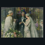 Vintage bröllop, Bride och Groom med Menorah<br><div class="desc">Vintagens illustration av ceremonin i kärlek och romantik,  där ett par gifta sig i en vacker synagoga med glasfönster,  blommor och en sjudmenorah i nedfläckad. Bron har en lång vit bröllop-grav och brudgummen är stilig i sin tuxedo.</div>