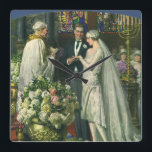 Vintage bröllop, Bride och Groom med Menorah Fyrkantig Klocka<br><div class="desc">Vintagens illustration av ceremonin i kärlek och romantik,  där ett par gifta sig i en vacker synagoga med glasfönster,  blommor och en sjudmenorah i nedfläckad. Bron har en lång vit bröllop-grav och brudgummen är stilig i sin tuxedo.</div>