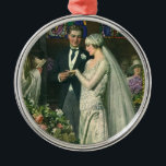 Vintage bröllop, Bride och Groom med Menorah Julgransprydnad Metall<br><div class="desc">Vintagens illustration av ceremonin i kärlek och romantik,  där ett par gifta sig i en vacker synagoga med glasfönster,  blommor och en sjudmenorah i nedfläckad. Bron har en lång vit bröllop-grav och brudgummen är stilig i sin tuxedo.</div>