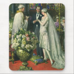 Vintage bröllop, Bride och Groom med Menorah Musmatta<br><div class="desc">Vintagens illustration av ceremonin i kärlek och romantik,  där ett par gifta sig i en vacker synagoga med glasfönster,  blommor och en sjudmenorah i nedfläckad. Bron har en lång vit bröllop-grav och brudgummen är stilig i sin tuxedo.</div>