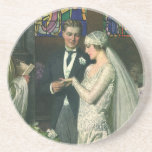 Vintage bröllop, Bride och Groom med Menorah Underlägg<br><div class="desc">Vintagens illustration av ceremonin i kärlek och romantik,  där ett par gifta sig i en vacker synagoga med glasfönster,  blommor och en sjudmenorah i nedfläckad. Bron har en lång vit bröllop-grav och brudgummen är stilig i sin tuxedo.</div>