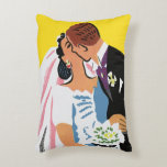 Vintage bröllop, Bride och Groom Newlyweds Kissing Prydnadskudde<br><div class="desc">Nu kan du kyssa bruden! Vintage illustration av bröllop-designen med brid och groom älskare kyssar vid deras ceremoni i giftermål. Den stilige irländske mannen med ingerhår bär en tuxedo och den vackra kvinnan bär en traditionell bröllop, med en slöja och med en bukett av trädgårdsblommor. Lycklig make och hustru nylweds....</div>