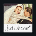 Vintage bröllop Newlyweds, Lycklig Bride och Groom Magnet<br><div class="desc">Ny gifta! Vintagen illustrerar bilden av kärlek och romantik, och brudgummen bär med sig sin nya brud över tröskeln efter ceremonin i giftermål. Den stilige mannen har på sig sin tuxedo och den vackra kvinnan bär en traditionell vit bröllop-gegna och slöja. Redot lycklig Newlyweds för sin smekmånad och ett lyckligt...</div>