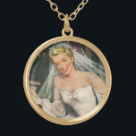 Vintage bröllop, Retro Bride med Flower Girl Guldpläterat Halsband<br><div class="desc">Vintage illustration av kärlek och romantik med en blomma med lycklig,  en leende brud i hennes vackra klänning med ornerade knärör på hennes bröllopsdag. Det är dags att gifta sig!</div>