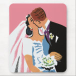 Vintage bröllop, Retro Bride och Groom Kissing Musmatta<br><div class="desc">Vintage illustration av bilden av kärlek och romantik,  med en brid och groom kyssas vid deras ceremoni i bröllop. Mannen bär en tuxedo och kvinnan bär en traditionell bröllop med en slöja och håller en blombukett. De nygifta kysser först make och hustru!</div>