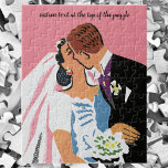 Vintage bröllop, Retro Bride och Groom Kissing Pussel<br><div class="desc">Enkel att anpassa pussel, lägg bara till ditt eget speciella meddelande! Vintage illustration av bilden av kärlek och romantik, med en brid och groom kyssas vid deras ceremoni i bröllop. Mannen bär en tuxedo och kvinnan bär en traditionell bröllop med en slöja och håller en blombukett. De nygifta kysser först...</div>