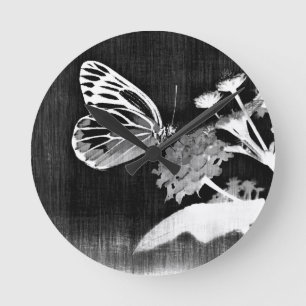 Vintage Butterfly på blomman - svart och vitt 2 Rund Klocka