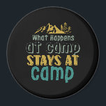 Vintage Camping Hiking Quote What Happart at Camp Magnet<br><div class="desc">Vad som händer vid Camp Stays på Camp Camping Varutése för dem som kärlek campar resa, sover i tält, har vild äventyr och gör utomhusaktiviteter som fiske, vandring och djungeltrekking. Visa hur mycket du njuter av naturen med den här fantastisk-varan. Perfekt för far och son-campare, lägerrådgivare, de som kärlek går...</div>