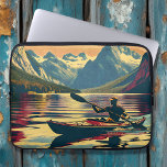 Vintage Camping Scene Man Kayaking Laptop Fodral<br><div class="desc">Söt vintage färg till ge har en nostalgisk känsla av detta för att illustrera en man som paddlar en kajak nedåt i sjö vid solnedgången med en söt berggrund som reflekterar i vatten.</div>