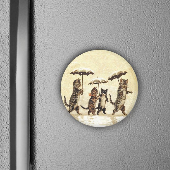 Vintage Cats Parbrella Snö Magnet (Brown striped cats walking upright with umbrellas in snow on yellow round magnet.)
