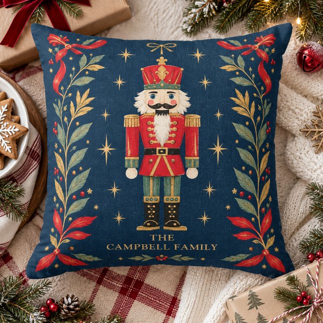 Vintage Celestial Nötknäppare Anpassat Familjenamn Kudde (Custom holiday pillow featuring a vintage celestial nutcracker soldier on a starry background.)