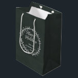 Vintage Chalkboard-julfransen Glad helg<br><div class="desc">Sprid din julhälsning med dessa festliga behandlingar med en vintage chalkboard stil-design med en julkrans och säsongen hälsning "Glad helg" i ett kursivt skript med anpassade för ditt namn och året.</div>