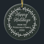 Vintage Chalkboard-julfransen Glad helg Julgransprydnad Keramik<br><div class="desc">Sprid din julhälsning med dessa festliga behandlingar med en vintage chalkboard stil-design med en julkrans och säsongen hälsning "Glad helg" i ett kursivt skript med anpassade för ditt namn och året.</div>