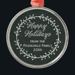 Vintage Chalkboard-julfransen Glad helg Julgransprydnad Metall<br><div class="desc">Sprid din julhälsning med dessa festliga behandlingar med en vintage chalkboard stil-design med en julkrans och säsongen hälsning "Glad helg" i ett kursivt skript med anpassade för ditt namn och året.</div>