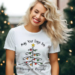 Vintage Charm Julgran Merry & Bright T Shirt<br><div class="desc">Vi presenterar vår Vintage Charm Julgran t-shirt, perfektens sätt att fira säsongen! Det här kortet är framskridet med en nostalgisk beröring och har en minimalistisk utformning som visar en vintage-inspirerad linje teckning i Julgran med ornament och med en lysande stjärna. Uttrycket "Må era dagar vara goda och ljusa" tillför en...</div>