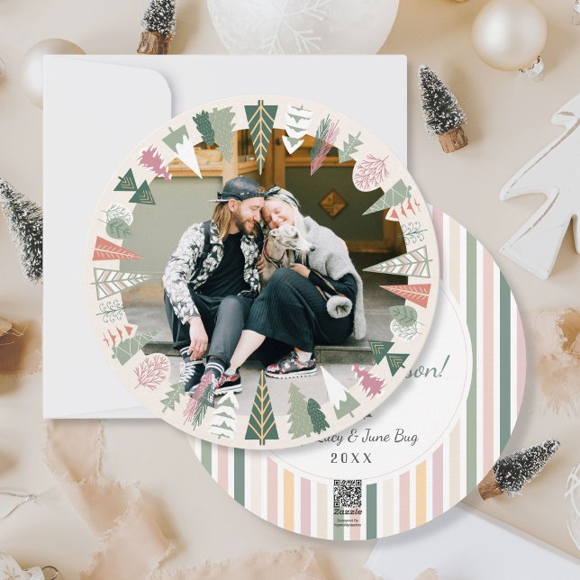 Vintage Chic Julgran - FÄRSKILD rosa-runda Julkort (Cute Retro Modern Pink Green & Ivory Christmas Trees, Snowflakes, couple, new dog Photo Holiday Card)