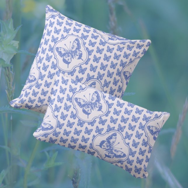 Vintage Chinoiserie Blue Butterflies på White Kudde (Skapare uppladdad)