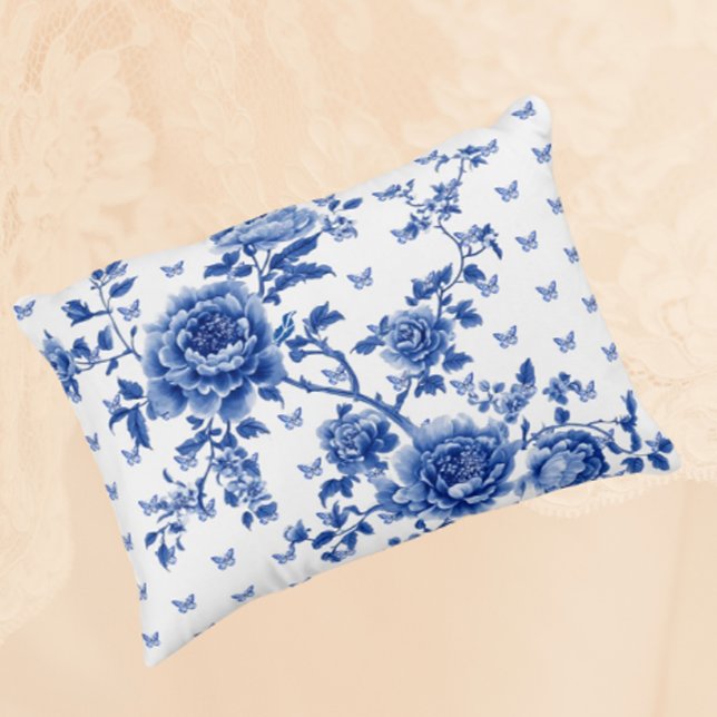 Vintage Chinoiserie Blue White Butterflies Ro Prydnadskudde (Lovely Chinoiserie blue butterflies and roses accent pillow for a touch of vintage elegance!)