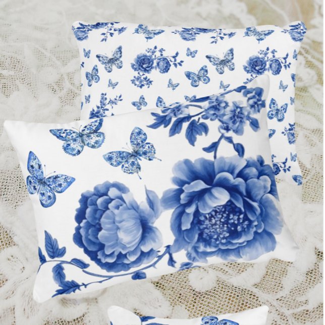 Vintage Chinoiserie Blue White Butterfly Ro Prydnadskudde (Charming butterflies and roses)