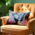 Vintage Collage Lumbarkudde<br><div class="desc">Den här designen blandar coquette-estetik med en drömmande, återkollage-vib. En slående blå fjäril vilar över en kvinnas ansikte, lägger till mystik och stollig, medan pastelltoner av rosa och lavendelfjärilar florerar runt och förstärker ödet. Vibranta blommor blomstrar i bakgrunden och skapar en lush, vintage-inspirerad trädgårdsscen. Perfekt för älskare av nostalgisk, feminin...</div>