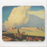 Vintage Cowboys, Open Range av Maynard Dixon Musmatta<br><div class="desc">Open Range (1942) av Maynard Dixon är en vintage American bra Art Landcape-målning. En cowboyrancher som rider sin häst på sydvästra slätten. Han är samlare hans kor, tjurar och boskap på prärien. Stora vita moln fyller himlar över den öppna gården fält och mesan. Om konstnären: Maynard Dixon (1875-1946) var en...</div>