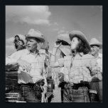 Vintage Cowgirl och Cowboy Photograph Poster<br><div class="desc">Vintage Cowgirl och Cowboy Photograph. Cowgirl dricker en läsk medan han tittar på rodeo,  Montana westernt liv 1930-talet. Fantastiskt svart och vitt foto lämpligt för hemmabruk,  restaurang,  kontor,  mancave och sovrum.</div>