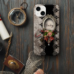 Vintage Damask Ro och Snöre w/Namn<br><div class="desc">Formell utformning av eleganten med ornitat silver ram med utrymme för anpassning, kluster av vintage ro i rosa och burgandy med band, antika skelettet nyckel och hängsmycken med porträtt. Bakgrundsfunktionen är tryckt svart och linne-dämpare med ornat skulpterat gräns. Anm.: Skuldade, graverade, präglade och dimensionella effekter, skiktade, åldras eller eroderade utseenden,...</div>