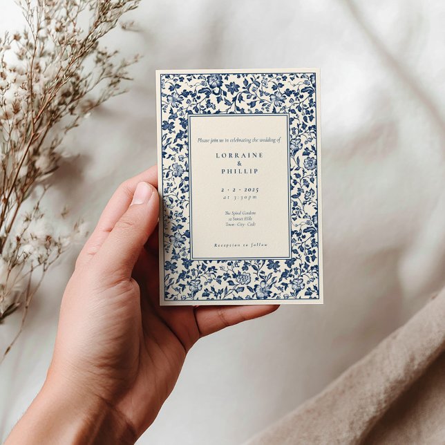 Vintage DelSoftware stil Blue Blommigt bröllop Inbjudningar (Vintage style cream and blue delftware wedding invitation with frame)